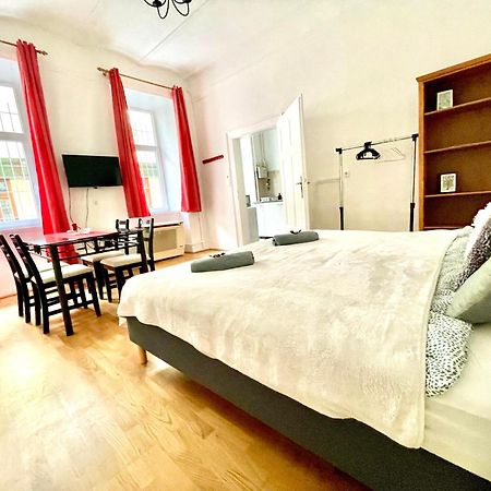 Very Warm Home With Big Bed Near New York Cafe Budapest Kültér fotó